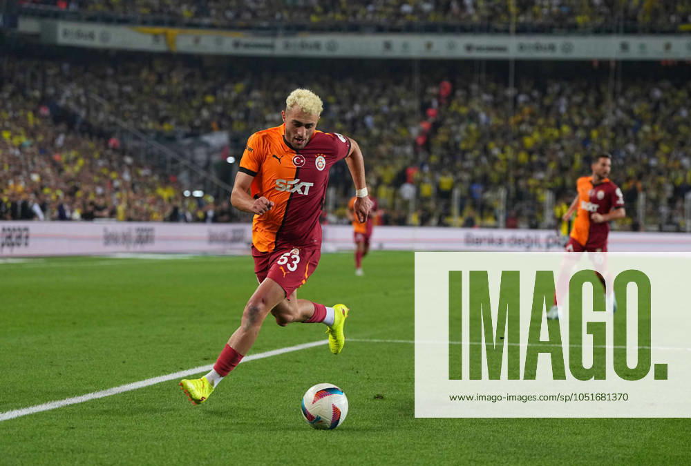 Turkey Süper Ligue: Fenerbahce SK vs Galatasaray S.K September 21 2024: BarıAŸ Alper Yılmaz of Galatasaray controls the ball during a Turkey So¼per Ligue game, FenerbahoÂße SK vs Galatasaray S.K, at Ulker Fenerbahce Sukru Saracoglu Stadium, Istanbul, Turkey. Ulrik Pedersen CSM (Credit Image:  Ulrik Pedersen Cal Media) Istanbul Turkey