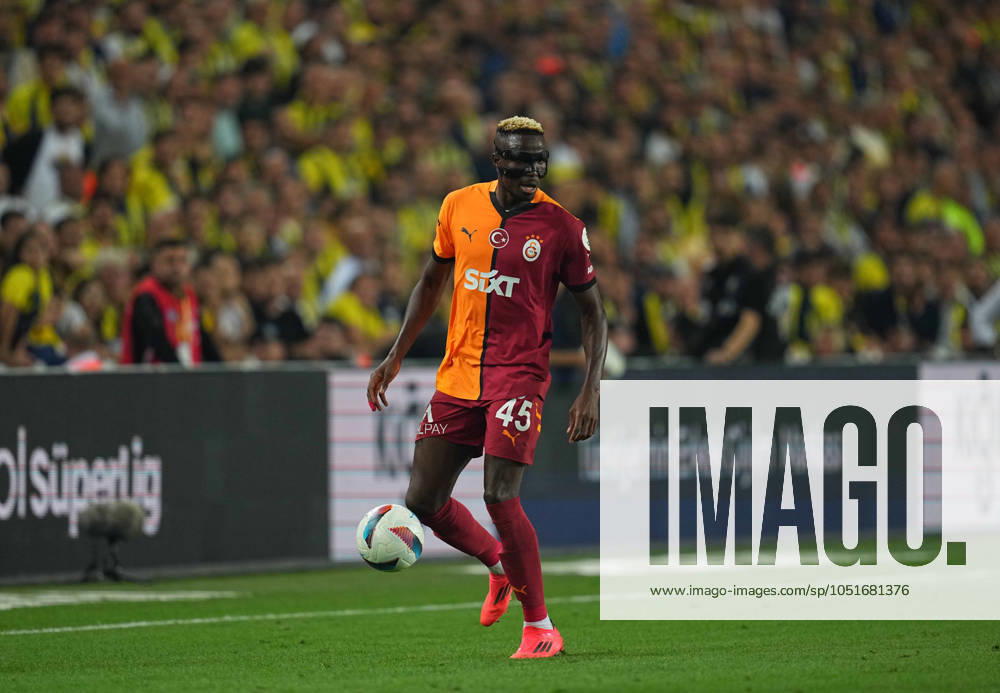 Turkey Süper Ligue: Fenerbahce SK vs Galatasaray S.K September 21 2024: Victor Osimhen of Galatasaray controls the ball during a Turkey SoÂ¼per Ligue game, FenerbahoÂße SK vs Galatasaray S.K, at Ulker Fenerbahce Sukru Saracoglu Stadium, Istanbul, Turkey. Ulrik Pedersen CSM (Credit Image: Â Ulrik Pedersen Cal Media) Istanbul Turkey