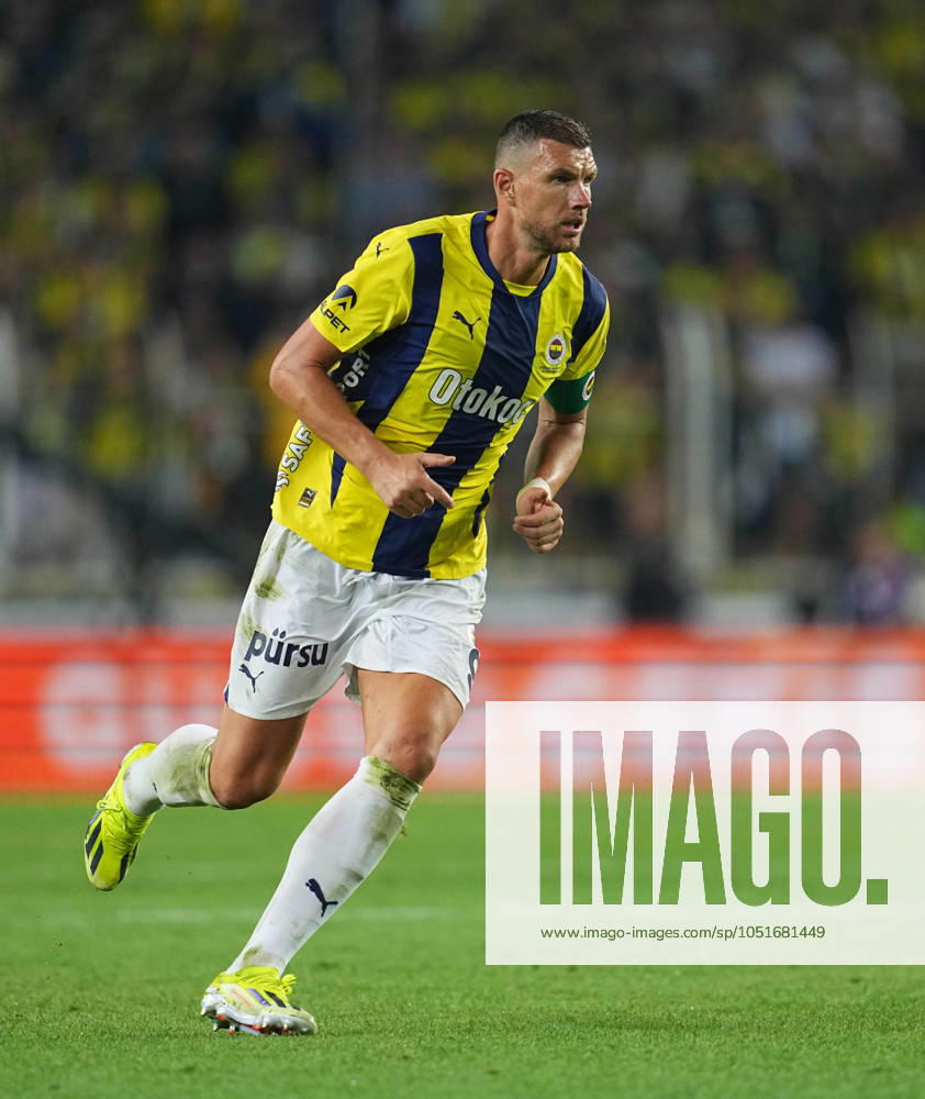 Turkey Süper Ligue: Fenerbahce SK vs Galatasaray S.K September 21 2024: Edin Dzeko of Fenerbahce looks on during a Turkey SoÂ¼per Ligue game, FenerbahoÂße SK vs Galatasaray S.K, at Ulker Fenerbahce Sukru Saracoglu Stadium, Istanbul, Turkey. Ulrik Pedersen CSM (Credit Image: Â Ulrik Pedersen Cal Media) Istanbul Turkey