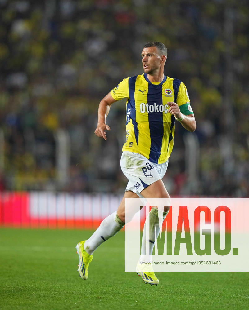Turkey Süper Ligue: Fenerbahce SK vs Galatasaray S.K September 21 2024: Edin Dzeko of Fenerbahce looks on during a Turkey So¼per Ligue game, FenerbahoÂße SK vs Galatasaray S.K, at Ulker Fenerbahce Sukru Saracoglu Stadium, Istanbul, Turkey. Ulrik Pedersen CSM (Credit Image:  Ulrik Pedersen Cal Media) Istanbul Turkey
