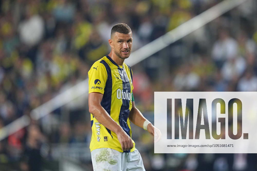 Turkey Süper Ligue: Fenerbahce SK vs Galatasaray S.K September 21 2024: Edin Dzeko of Fenerbahce looks on during a Turkey SoÂ¼per Ligue game, FenerbahoÂße SK vs Galatasaray S.K, at Ulker Fenerbahce Sukru Saracoglu Stadium, Istanbul, Turkey. Ulrik Pedersen CSM (Credit Image: Â Ulrik Pedersen Cal Media) Istanbul Turkey