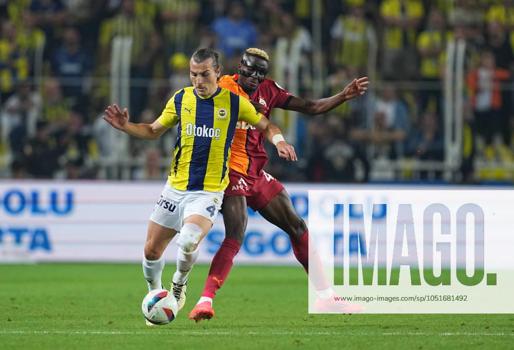 Turkey Süper Ligue: Fenerbahce SK vs Galatasaray S.K September 21 2024: o¡aÄŸlar So¶yo¼nco¼ of Fenerbahce and Victor Osimhen of Galatasaray battle for the ball during a Turkey So¼per Ligue game, FenerbahoÂße SK vs Galatasaray S.K, at Ulker Fenerbahce Sukru Saracoglu Stadium, Istanbul, Turkey. Ulrik Pedersen CSM (Credit Image:  Ulrik Pedersen Cal Media) Istanbul Turkey
