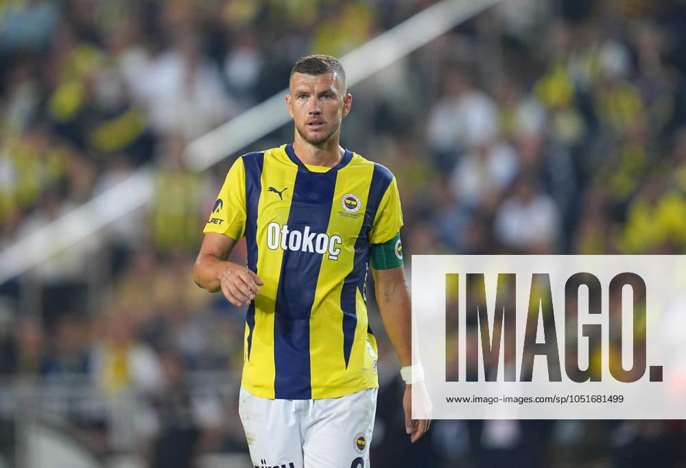 Turkey Süper Ligue: Fenerbahce SK vs Galatasaray S.K September 21 2024: Edin Dzeko of Fenerbahce looks on during a Turkey So¼per Ligue game, FenerbahoÂße SK vs Galatasaray S.K, at Ulker Fenerbahce Sukru Saracoglu Stadium, Istanbul, Turkey. Ulrik Pedersen CSM (Credit Image:  Ulrik Pedersen Cal Media) Istanbul Turkey