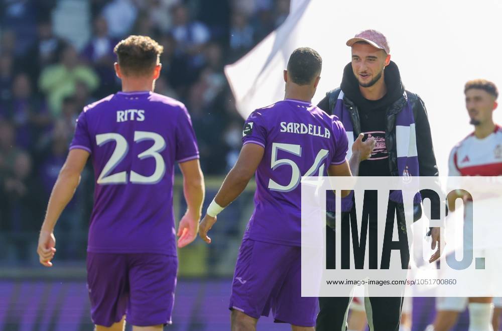 Anderlecht s Killian Sardella and former player Zeno Debast pictured at the start of a soccer match between RSC Anderlecht and Standard de Liege, Sunday 06 October 2024 in Brussels, on day 10 of the 2024-2025 season of the Jupiler Pro League first division of the Belgian championship. VIRGINIExLEFOUR x102018126x