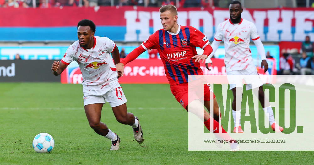 Heidenheim RB Leipzig Bundesliga Heidenheim a d Brenz, 06 10 2024, Voith Arena, Soccer, Bundesliga, Matchday 6 , 1 FC Heidenheim vs RB Leipzig 0 1 0 0 , Pictured from l Lois Openda 11, RB Leipzig and Adrian Beck 21, Heidenheim , Picture Point
