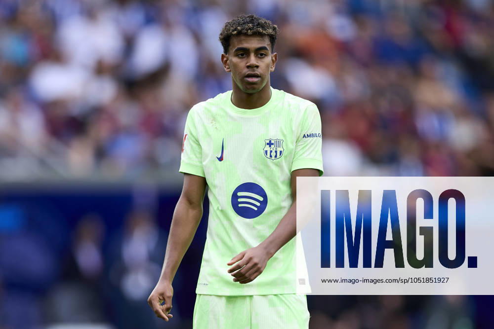 LaLiga EA Sports - Deportivo Alaves v FC Barcelona, Barca Lamine Yamal of FC Barcelona looks on during the LaLiga EA Sports match between Deportivo Alaves and FC Barcelona at Mendizorrotza Stadium on October 6, 2024, in Vitoria, Spain. Vitoria Mendizorrotza Stadium Basque Country Spain RL_ALVvFCB_000064