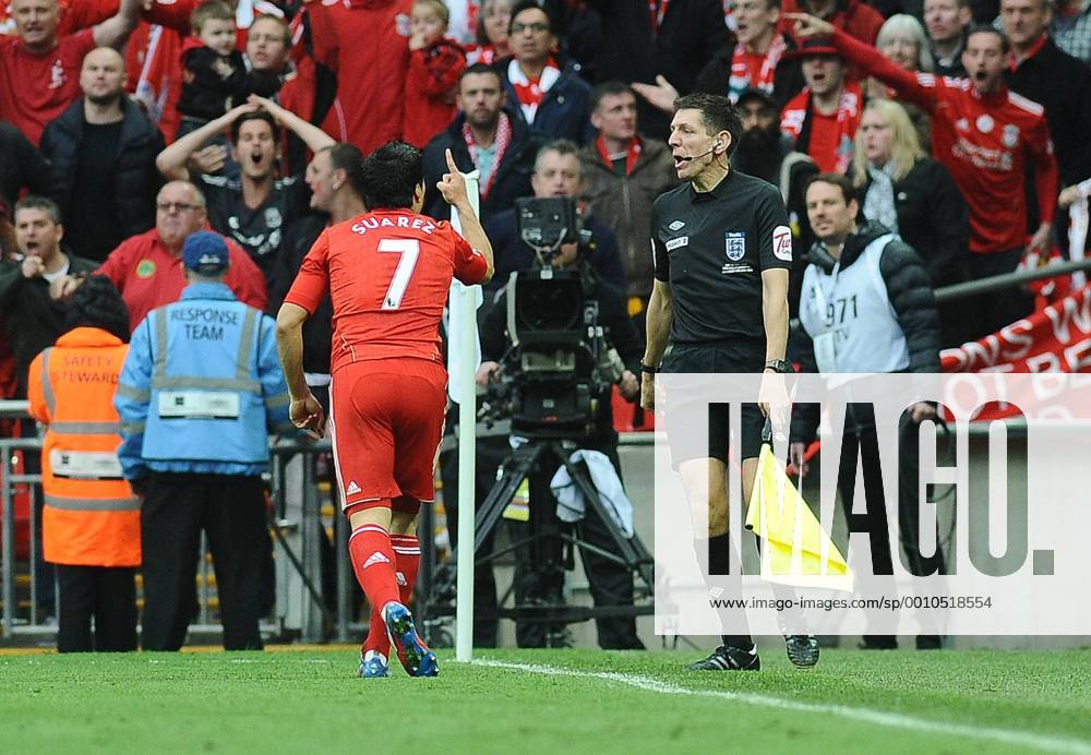 Football - FA Cup Final - Liverpool vs. Chelsea Liverpool incident : Luis Suarez argues with the linesman after Liverpool claim the ball went over the line.