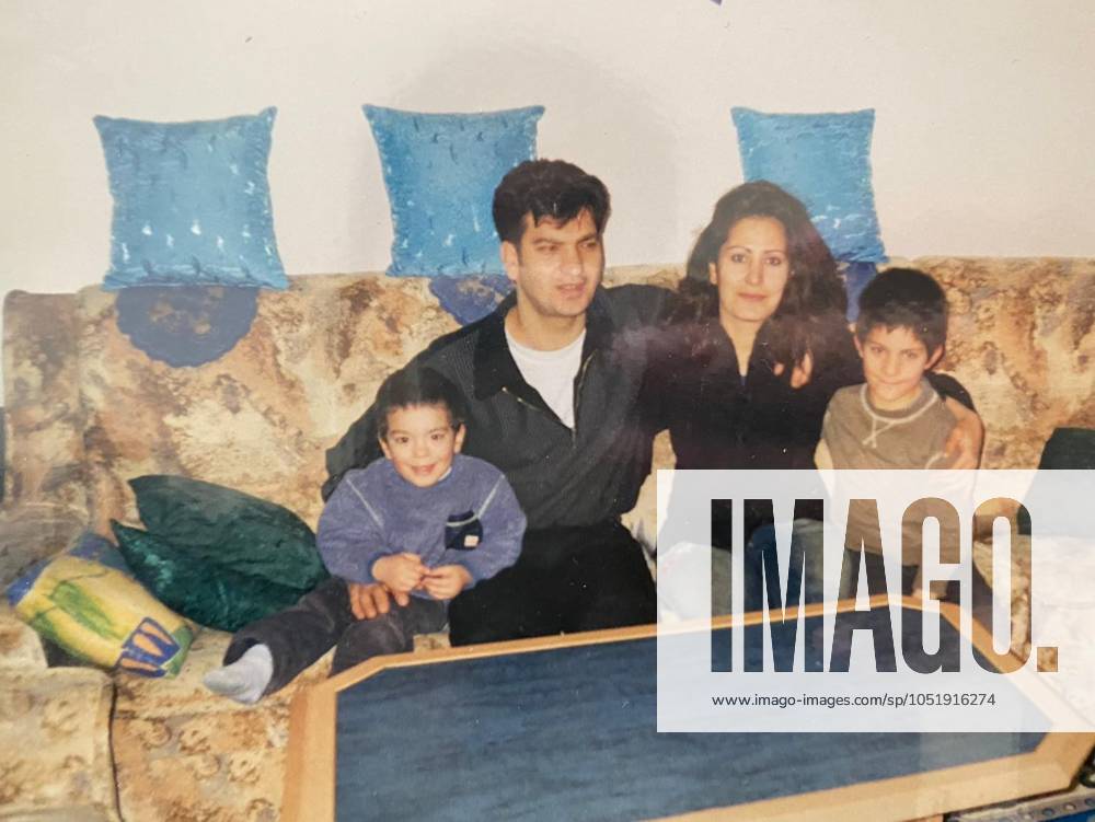 ASS HLN Rootsreportage Deniz Undav ACHIM, GERMANY - MAY 4 : REPRO - Familiefoto : links Rocat Undav, papa Adil, mama (naam weet ik niet, probeer nog te achterhalen), rechts Deniz Undav - Rootsreportage Deniz Undav, topspits van Union Sint-Gillis pictured on May 04, 2022 in Achim, Germany, 04 05 2022 Leuven België