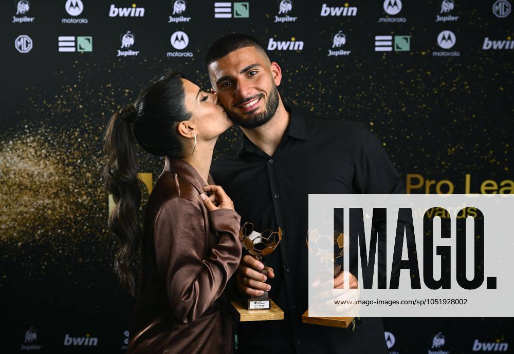 Pro League Awards 2021-2022 BRUSSEL, BELGIUM - MAY 23 : Deniz Undav player of the year award with wife pictured during the Pro League Awards on May 23, 2022 in Brussel, Belgium, 23 05 2022 Brussel Belgium