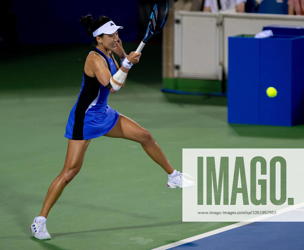 (241009) -- WUHAN, Oct. 9, 2024 -- Wang Xinyu hits a return during the women s singles round of 32 match between Wang Xinyu of China and Lucia Bronzetti of Italy at the 2024 Wuhan Open tennis tournament in Wuhan, capital of central China s Hubei Province, Oct. 9, 2024. ) (SP)CHINA-WUHAN-TENNIS-WUHAN OPEN-WOMEN S SINGLES(CN) HuxJingwen