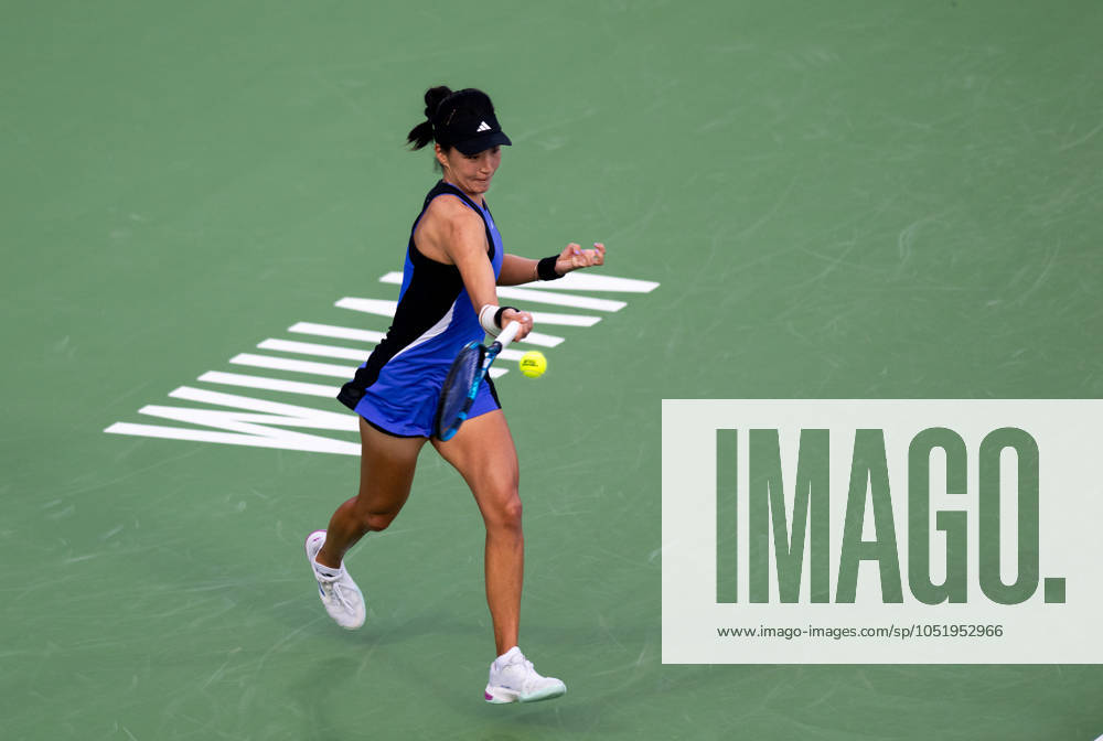 (241009) -- WUHAN, Oct. 9, 2024 -- Wang Xinyu hits a return during the women s singles round of 32 match between Wang Xinyu of China and Lucia Bronzetti of Italy at the 2024 Wuhan Open tennis tournament in Wuhan, capital of central China s Hubei Province, Oct. 9, 2024. ) (SP)CHINA-WUHAN-TENNIS-WUHAN OPEN-WOMEN S SINGLES(CN) HuxJingwen