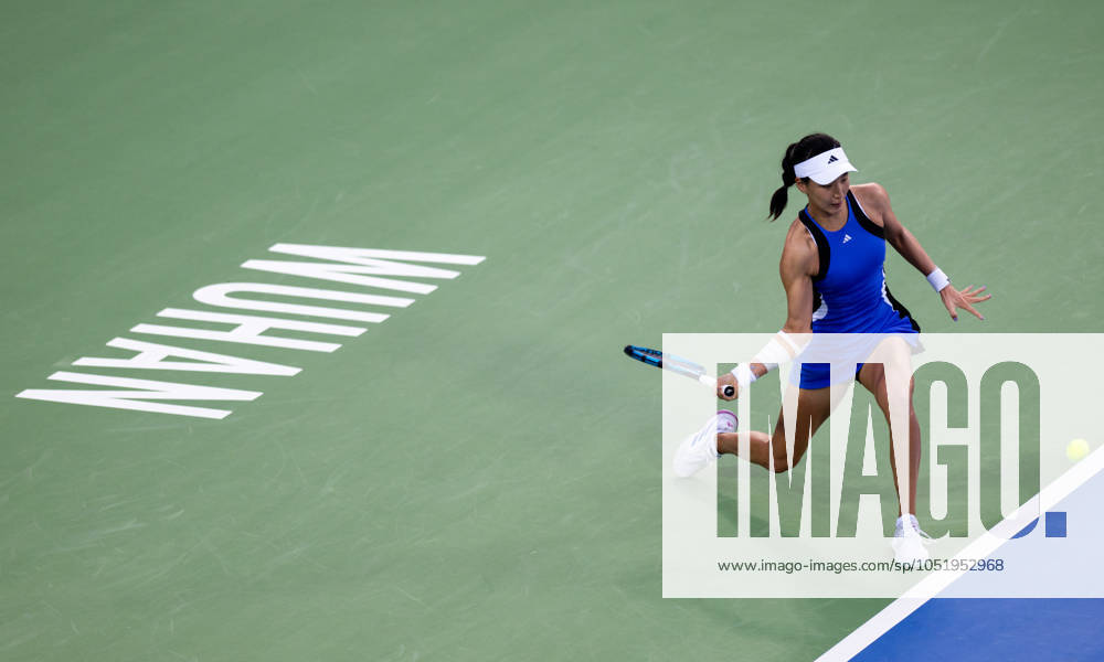 (241009) -- WUHAN, Oct. 9, 2024 -- Wang Xinyu hits a return during the women s singles round of 32 match between Wang Xinyu of China and Lucia Bronzetti of Italy at the 2024 Wuhan Open tennis tournament in Wuhan, capital of central China s Hubei Province, Oct. 9, 2024. ) (SP)CHINA-WUHAN-TENNIS-WUHAN OPEN-WOMEN S SINGLES(CN) HuxJingwen