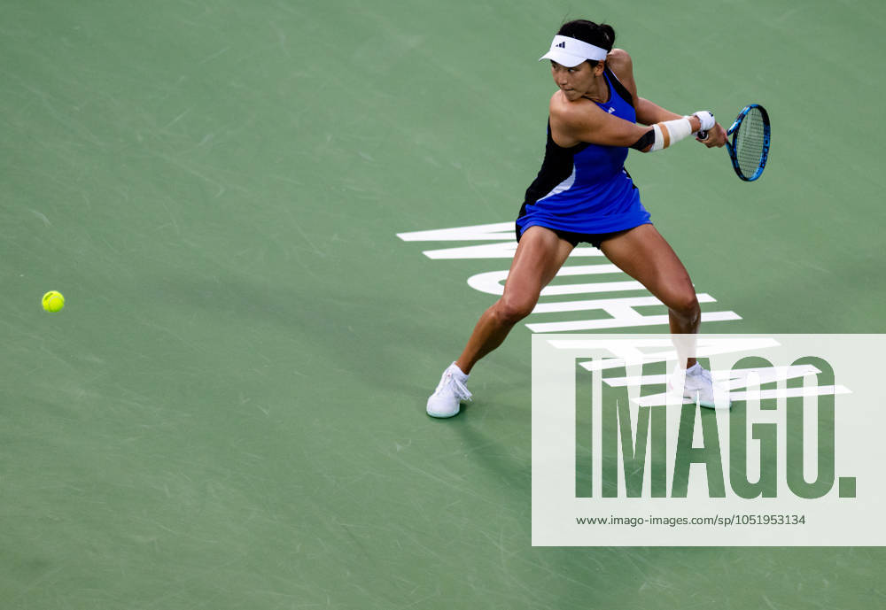 (241009) -- WUHAN, Oct. 9, 2024 -- Wang Xinyu hits a return during the women s singles round of 32 match between Wang Xinyu of China and Lucia Bronzetti of Italy at the 2024 Wuhan Open tennis tournament in Wuhan, capital of central China s Hubei Province, Oct. 9, 2024. ) (SP)CHINA-WUHAN-TENNIS-WUHAN OPEN-WOMEN S SINGLES(CN) HuxJingwen