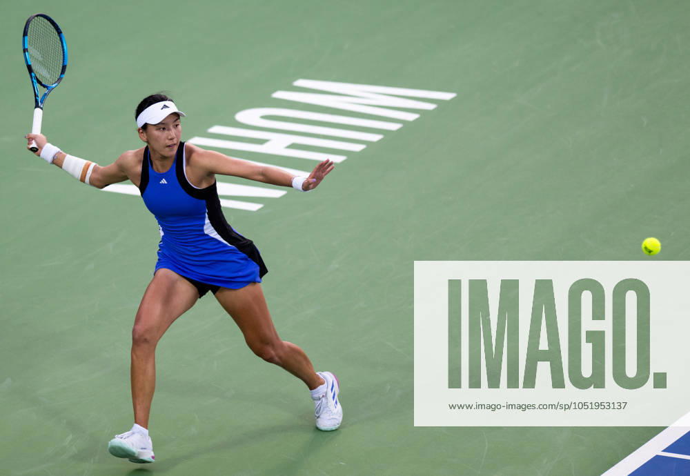 (241009) -- WUHAN, Oct. 9, 2024 -- Wang Xinyu hits a return during the women s singles round of 32 match between Wang Xinyu of China and Lucia Bronzetti of Italy at the 2024 Wuhan Open tennis tournament in Wuhan, capital of central China s Hubei Province, Oct. 9, 2024. ) (SP)CHINA-WUHAN-TENNIS-WUHAN OPEN-WOMEN S SINGLES(CN) HuxJingwen
