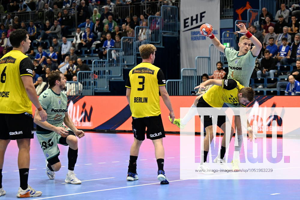 Ellidi Vidarsson VfL Gummersbach 4 vs Malte Celander IK Saevehof 25 Handball, EHF European Handball Federation, 2024 2025, Group phase, First leg, VfL Gummersbach GER vs IK Saevehof SWE , Schwalbe Arena Gummersbach, 08 10 2024 Handball, EHF European Handball Federation, 2024 2025, Group phase, First leg, VfL Gummersbach GER vs IK Saevehof SWE , Schwalbe Arena Gummersbach, 08 10 2024 Gummersbach