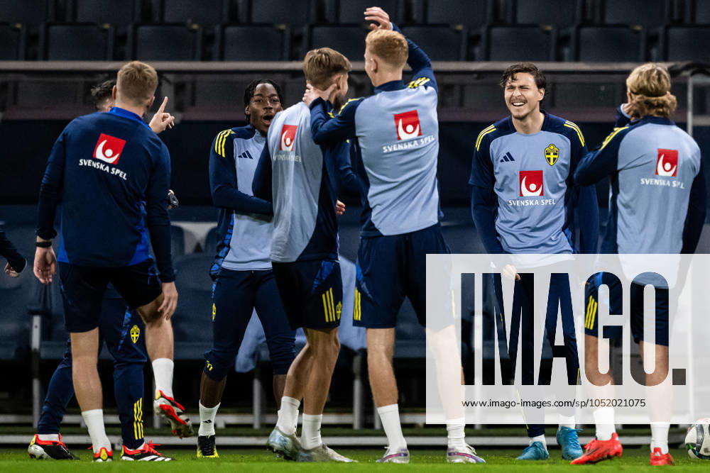 Anthony Elanga and Victor Nilsson Lindelöf of the Swedish men s football national team at a training session during the on October 10, 2024 in Stockholm Photo Jesper Zerman BILDBYRAN kod JZ JZ0578 fotboll football soccer fotball nations league träning practice training sverige sweden sverige a bbeng