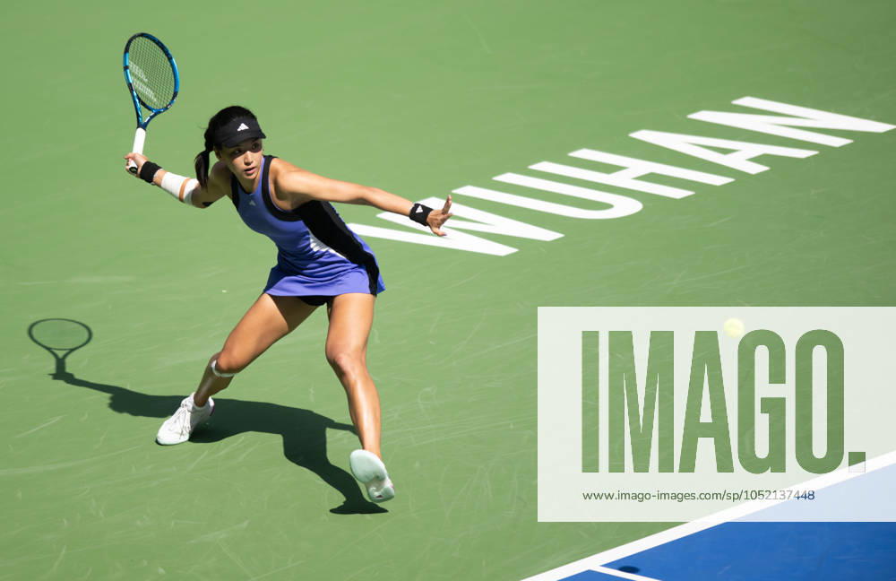 (241011) -- WUHAN, Oct. 11, 2024 -- Wang Xinyu hits a return during the women s singles quarterfinal between Wang Xinyu of China and Ekaterina Alexandrova of Russia at the 2024 Wuhan Open tennis tournament in Wuhan, capital of central China s Hubei Province, Oct. 11, 2024. ) (SP)CHINA-WUHAN-TENNIS-WUHAN OPEN-WOMEN S SINGLES (CN) XiaoxYijiu