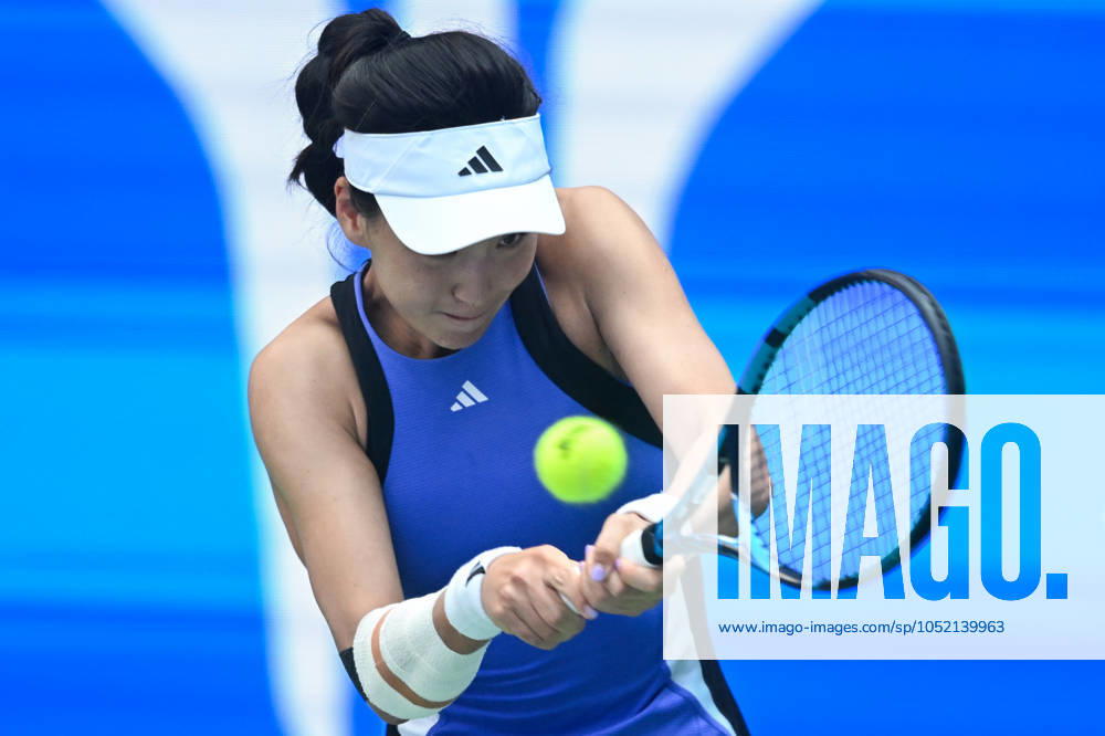 (241011) -- WUHAN, Oct. 11, 2024 -- Wang Xinyu hits a return during the women s singles quarterfinal between Wang Xinyu of China and Ekaterina Alexandrova of Russia at the 2024 Wuhan Open tennis tournament in Wuhan, capital of central China s Hubei Province, Oct. 11, 2024. ) (SP)CHINA-WUHAN-TENNIS-WUHAN OPEN-WOMEN S SINGLES (CN) DuxZixuan