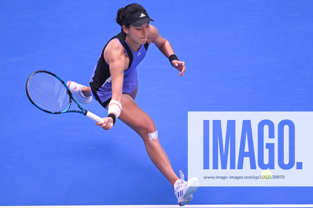 (241011) -- WUHAN, Oct. 11, 2024 -- Wang Xinyu hits a return during the women s singles quarterfinal between Wang Xinyu of China and Ekaterina Alexandrova of Russia at the 2024 Wuhan Open tennis tournament in Wuhan, capital of central China s Hubei Province, Oct. 11, 2024. ) (SP)CHINA-WUHAN-TENNIS-WUHAN OPEN-WOMEN S SINGLES (CN) DuxZixuan