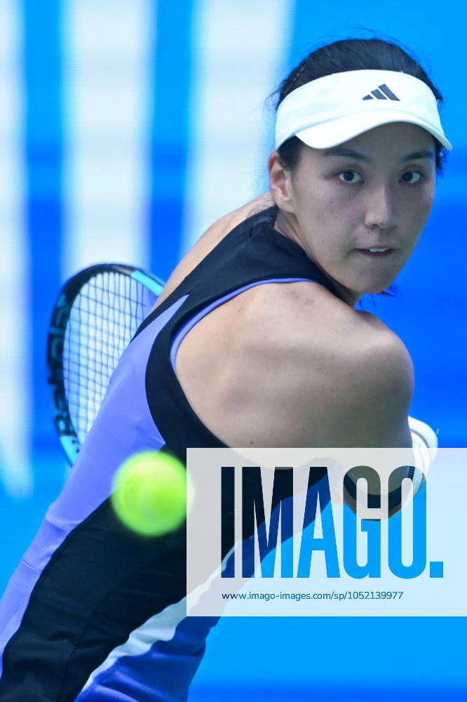 (241011) -- WUHAN, Oct. 11, 2024 -- Wang Xinyu hits a return during the women s singles quarterfinal between Wang Xinyu of China and Ekaterina Alexandrova of Russia at the 2024 Wuhan Open tennis tournament in Wuhan, capital of central China s Hubei Province, Oct. 11, 2024. ) (SP)CHINA-WUHAN-TENNIS-WUHAN OPEN-WOMEN S SINGLES (CN) DuxZixuan
