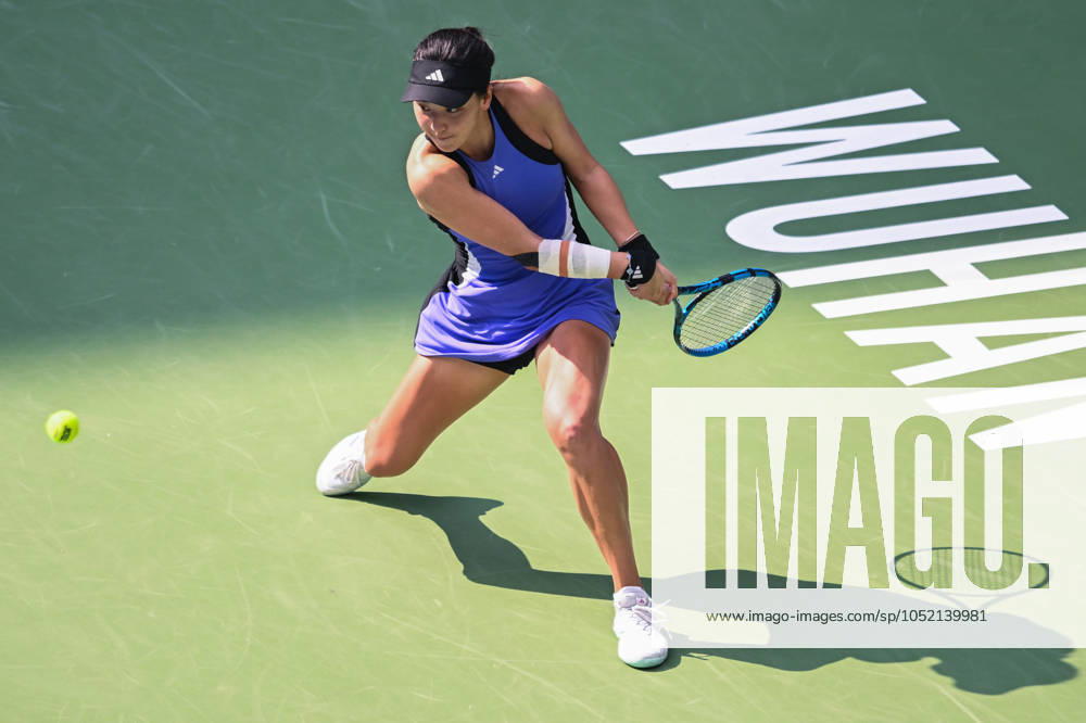 (241011) -- WUHAN, Oct. 11, 2024 -- Wang Xinyu hits a return during the women s singles quarterfinal between Wang Xinyu of China and Ekaterina Alexandrova of Russia at the 2024 Wuhan Open tennis tournament in Wuhan, capital of central China s Hubei Province, Oct. 11, 2024. ) (SP)CHINA-WUHAN-TENNIS-WUHAN OPEN-WOMEN S SINGLES (CN) DuxZixuan