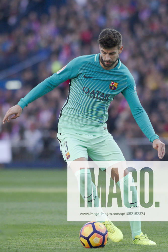 Atlà tico de Madrid v Barcelona - La Liga MADRID, SPAIN - FEBRUARY 26:Gerad Pique of FC Barcelona, Barca in action during the Spanish League 2016 17 match between Atletico de Madrid and Barcelona, at Vicente Calderon Stadium in Madrid on February 26, 2017. (Photo by Guillermo Martinez) Madrid Vicente Calderon Stadium Spain
