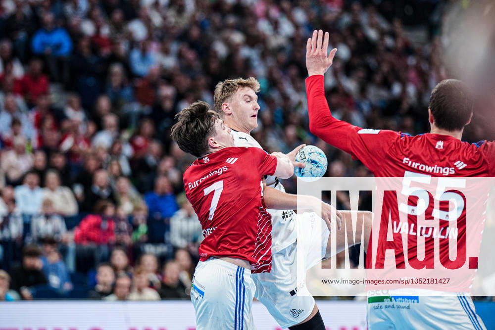 Leif Tissier Handball Sport Verein Hamburg, 07 , Emil Wernsdorf Madsen THW Kiel, 45 GER, Handball Sport Verein Hamburg vs THW Kiel, Handball, Bundesliga, Matchday 6, Season 2024 2025, 11 10 2024 GER, Handball Sport Verein Hamburg vs THW Kiel, Handball, Bundesliga, Matchday 6, Season 2024 2025, 11 10 2024 Hamburg