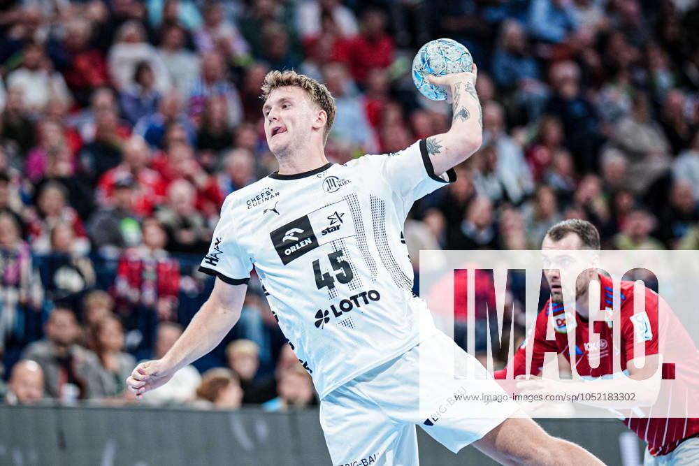 7 meter throw goal Emil Wernsdorf Madsen THW Kiel, 45 GER, Handball Sport Verein Hamburg vs THW Kiel, Handball, Bundesliga, Matchday 6, Season 2024 2025, 11 10 2024 GER, Handball Sport Verein Hamburg vs THW Kiel, Handball, Bundesliga, Matchday 6, Season 2024 2025, 11 10 2024 Hamburg