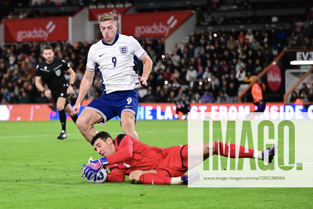 England Under 21 v Ukraine Under w1 UEFA EURO, EM, Europameisterschaft,Fussball U21, U 21 2025 Qualifiers Ruslan Neshcheret of Ukraine u21 s makes a save from Liam Delap of England u21 s during the UEFA Euro U21 2025 Qualifiers Group F match at the Vitality Stadium, Bournemouth UK Newspapers OUT