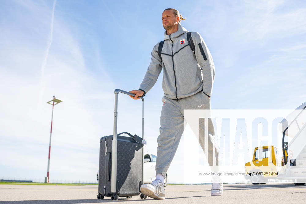 Goalkeeper orjan Haskjold Nyland of the Norwegian national football team arrives at Linz Airport on October 12, 2024 in Linz Photo Vegard Grott BILDBYRAN kod VG VG0675 bbeng fotball football fotboll travel reise norge norway nations league