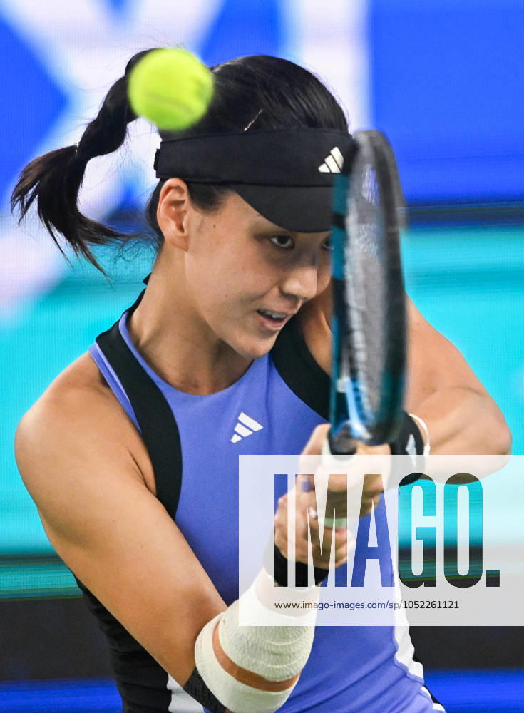 (241012) -- WUHAN, Oct. 12, 2024 -- Wang Xinyu hits a return during the women s singles semifinal match between Zheng Qinwen of China and Wang Xinyu of China at the 2024 Wuhan Open tennis tournament in Wuhan, central China s Hubei Province, Oct. 12, 2024. ) (SP)CHINA-WUHAN-TENNIS-WUHAN OPEN-WOMEN S SINGLES (CN) DuxZixuan