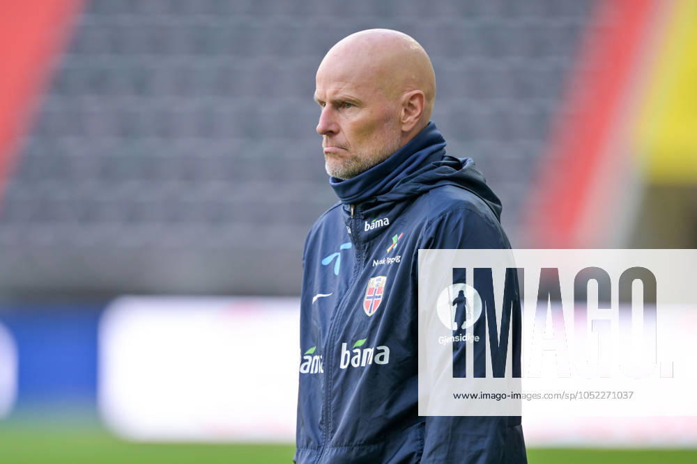 SOCCER - NL, AUT vs NOR LINZ,AUSTRIA,12.OCT.24 - SOCCER - UEFA Nations League, group stage, OEFB international match, Länderspiel, Nationalmannschaft Austria vs Norway, preview, training Team NOR. Image shows head coach Stale Solbakken (NOR). GEPAxpictures xDanielaxMoser