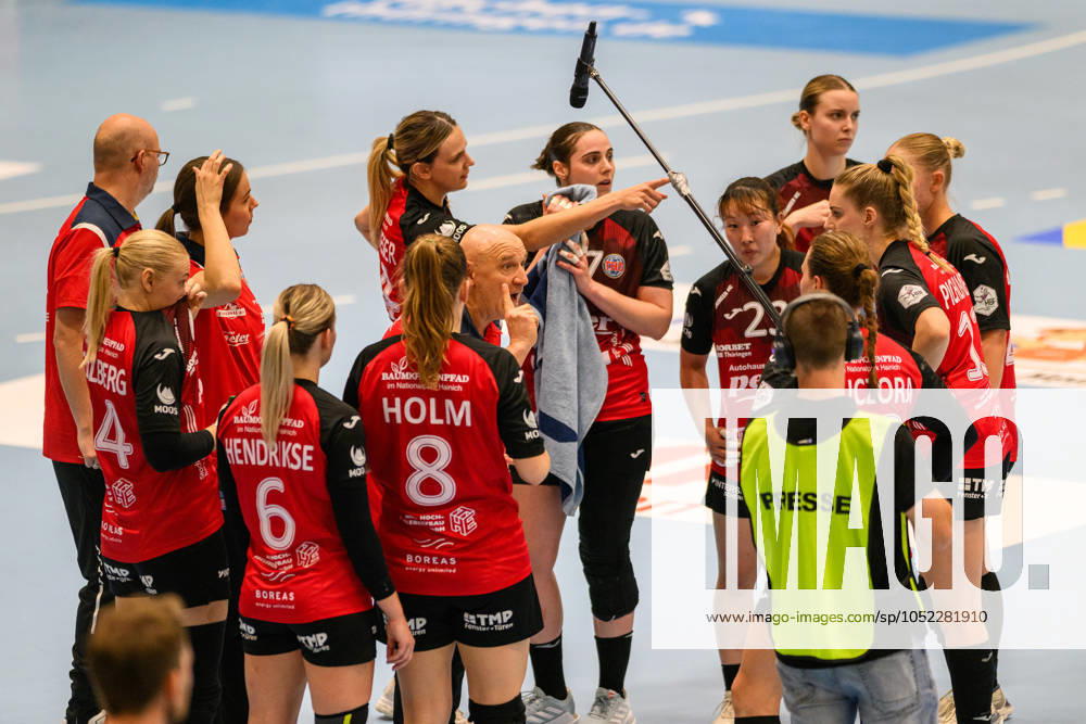Herbert Mueller coach, Thueringer HC in the intermission julie Holm backcourt, Thueringer HC, 8 , Nathalie Hendrikse outside, Thueringer HC, 6 , Ida Gullberg outside, Thueringer HC, 24 , Natsuki Aizawa backcourt, Thueringer HC, 23 GER, Thueringer HC vs Sport Union Neckarsulm, 1 Handball Bundesliga Women, Matchday 4, Season 2024 2025, 12 10 2024 GER, Thueringer HC vs Sport Union Neckarsulm, 1 Handball Bundesliga Women, Matchday 4, Season 2024 2025, 12 10 2024 Bad Langensalza
