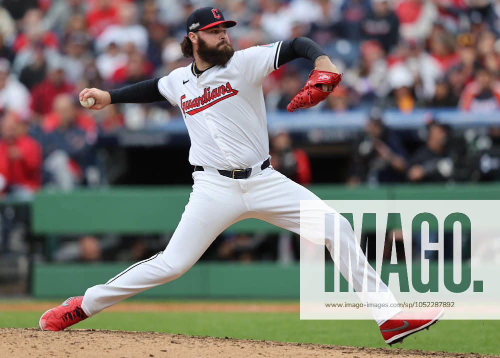 Cleveland Guardians relief pitcher Hunter Gaddis throw in the sixth inning against the Detroit Tigers in game five of the MLB, Baseball Herren, USA ALDS at Progressive Field in Cleveland on Saturday, October 12, 2024. CLE20241012840 AARONxJOSEFCZYK