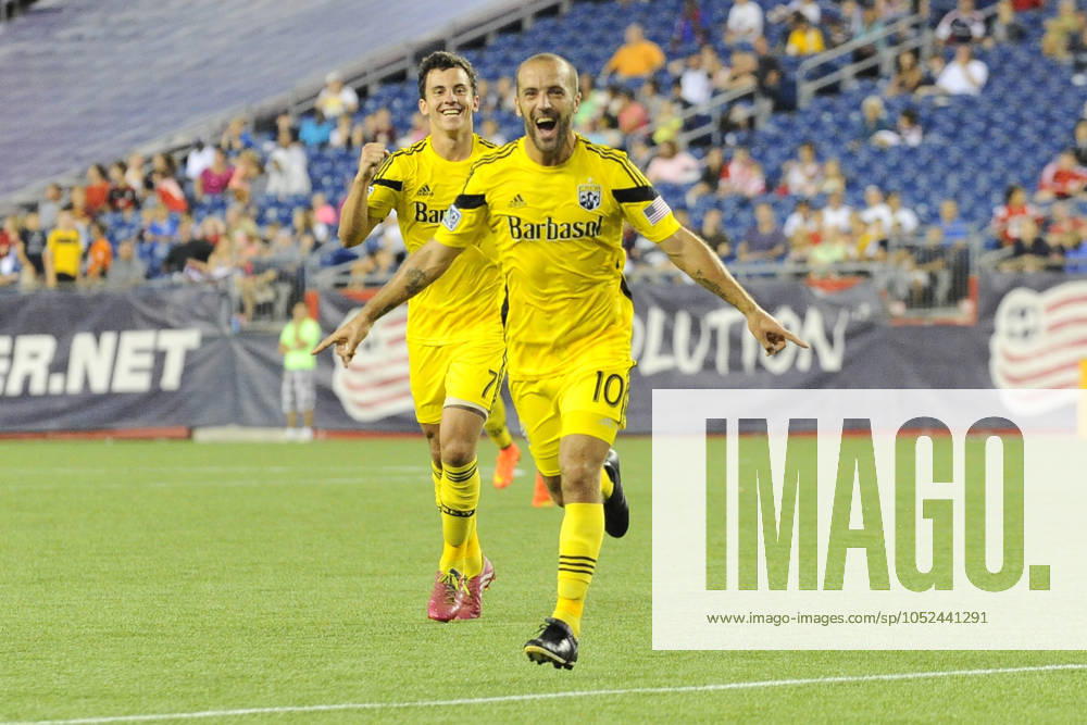 MLS, Fussball Herren, USA 2014: Crew vs Revolution JUL 26 July 26, 2014 - Foxborough, Massachusetts, USA - July 26, 2014 - Foxborough, Massachusetts, U.S. - Columbus Crew forward Federico Higuain (10) celebrates a goal during the MLS game between the Columbus Crew and the New England Revolution held at Gillette Stadium in Foxborough Massachusetts. Eric Canha CSM Foxborough Massachusetts USA