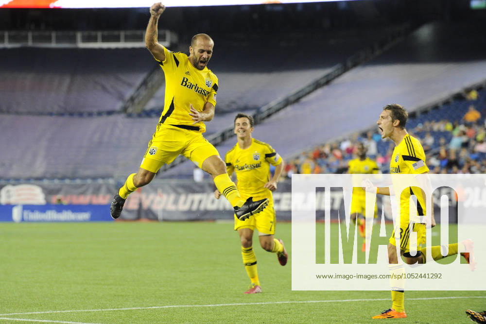 MLS, Fussball Herren, USA 2014: Crew vs Revolution JUL 26 July 26, 2014 - Foxborough, Massachusetts, USA - July 26, 2014 - Foxborough, Massachusetts, U.S. - Columbus Crew forward Federico Higuain (10) celebrates a goal during the MLS game between the Columbus Crew and the New England Revolution held at Gillette Stadium in Foxborough Massachusetts. Eric Canha CSM Foxborough Massachusetts USA