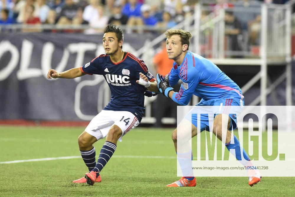 MLS, Fussball Herren, USA 2014: Crew vs Revolution JUL 26 July 26, 2014 - Foxborough, Massachusetts, USA - July 26, 2014 - Foxborough, Massachusetts, U.S. - Columbus Crew goalkeeper Steve Clark (1) works against New England Revolution forward Diego Fagundez (14) during a corner kick at the MLS game between the Columbus Crew and the New England Revolution held at Gillette Stadium in Foxborough Massachusetts. Columbus defeated New England 2-1. Eric Canha CSM Foxborough Massachusetts USA