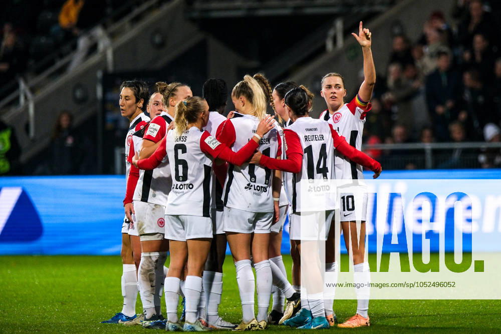 Laura Freigang Eintracht Frankfurt, 10 and team celebrate the goal for 1 0, GER, Eintracht Frankfurt vs SC Freiburg, Football, Google Pixel Womens Bundesliga, Matchday 6, Season 2024 2025, 14 10 2024 DFB REGULATIONS PROHIBIT ANY USE OF PHOTOGRAPHS as IMAGE SEQUENCES and or QUASI VIDEO GER, Eintracht Frankfurt vs SC Freiburg, Football, Google Pixel Womens Bundesliga, Matchday 6, Season 2024 2025, 14 10 2024 Frankfurt