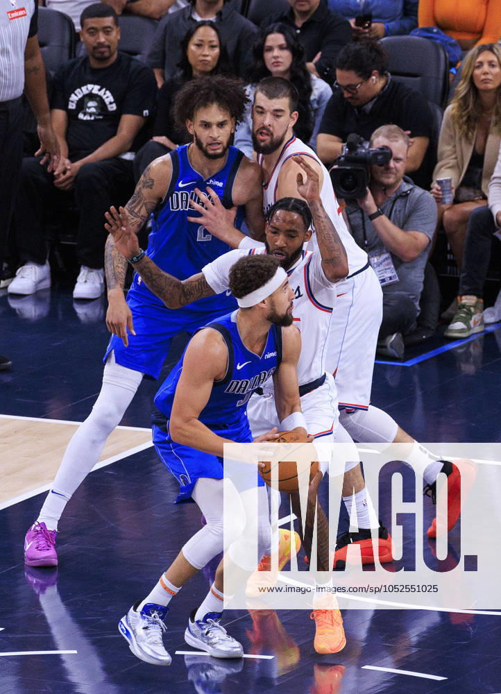 Derrick Jones Jr. 55 of the Los Angeles Clippers defends against Klay Thompson 31 of the Dallas Mavericks during their preseason game on Monday October 14, 2024 at Intuit Dome Arena in Inglewood, California. Clippers defeat Mavericks, 110-96. JAVIER ROJAS PI Inglewood USA - ZUMAp124 20241014_zaa_p124_055