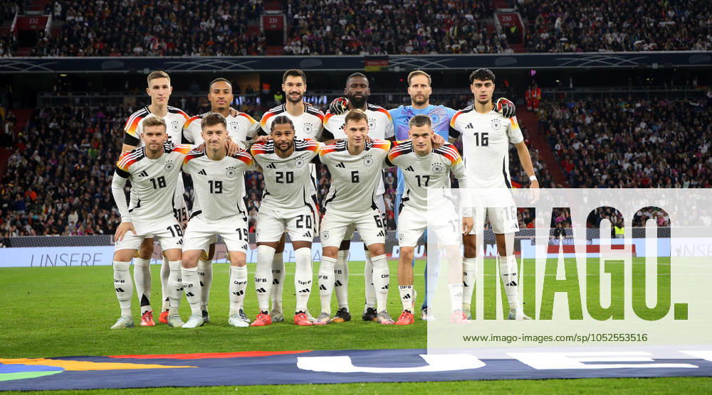 BAU 14.10..2024 München Fußball Länderspiel Deutschland vs. Niederlande, Mannschaftsfoto Deutschland, vordere Reihe v.l. Maximilian Mittelstädt, Angelo Stiller, Serge Gnabry, Joshua Kimmich, Florian Wirtz, hintere Reihe v.l. Nico Schlotterbeck, Jamie Leweling, Tim Kleindienst, Antonio Rüdiger, Oliver Baumann, Aleksandar Pavlovic (GER)