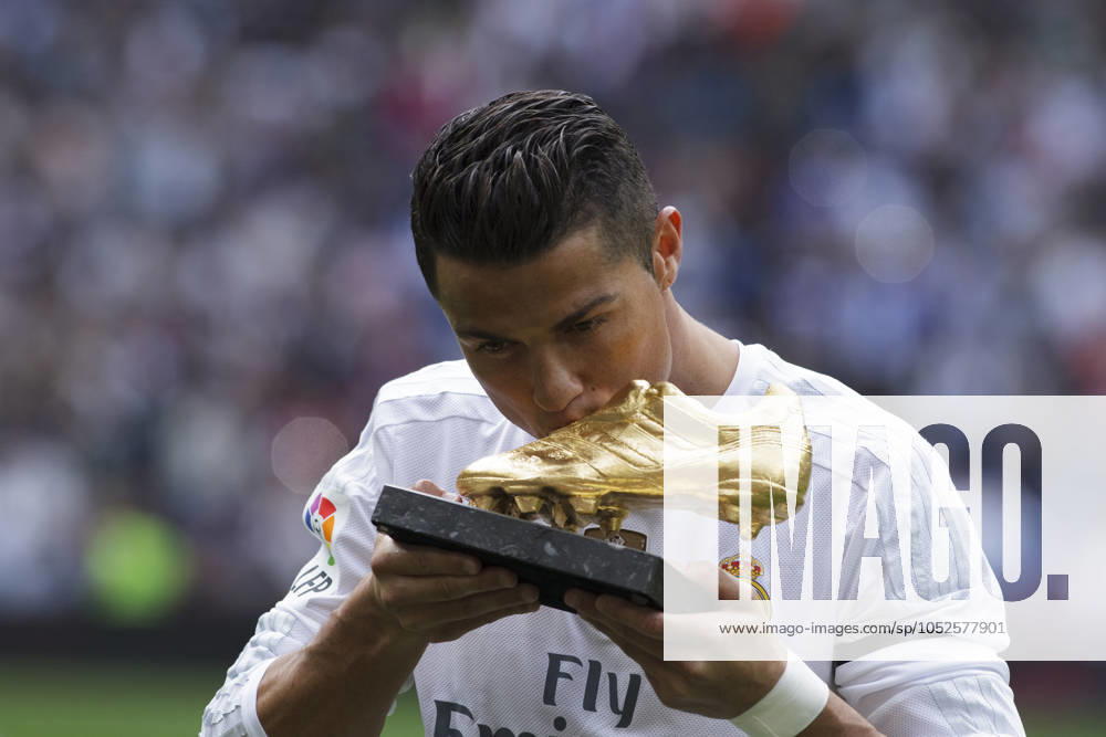 REAL MADRID vs Levante SPAIN, Madrid:Real Madrid s Portuguese forward Cristiano Ronaldo kissing the golden boot before the Spanish League 2015 16 match between Real Madrid and UD Levante, at Santiago Bernabeu Stadium in Madrid on October 18, 2015. (Photo by Guillermo Martinez ) Madrid Santiago Bernabà u Stadium Spain