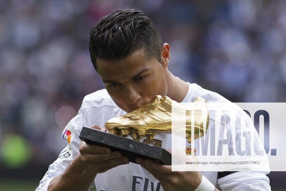 REAL MADRID vs Levante SPAIN, Madrid:Real Madrid s Portuguese forward Cristiano Ronaldo kissing the golden boot before the Spanish League 2015 16 match between Real Madrid and UD Levante, at Santiago Bernabeu Stadium in Madrid on October 18, 2015. (Photo by Guillermo Martinez ) Madrid Santiago BernabŽu Stadium Spain