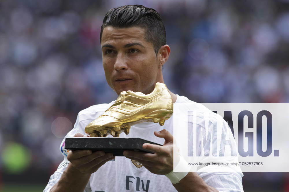 REAL MADRID vs Levante SPAIN, Madrid:Real Madrid s Portuguese forward Cristiano Ronaldo poses with the golden boot before the Spanish League 2015 16 match between Real Madrid and UD Levante, at Santiago Bernabeu Stadium in Madrid on October 18, 2015. (Photo by Guillermo Martinez ) Madrid Santiago BernabŽu Stadium Spain