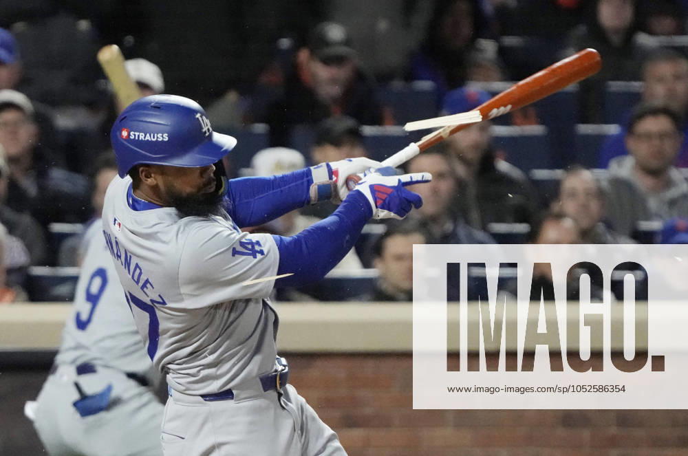 Los Angeles Dodgers Teoscar Hernandez breaks his bat as he lines out to New York Mets third baseman Mark Vientos with he bases loaded in the third inning in game three of the MLB, Baseball Herren, USA NLCS at Citi Field in New York City on Wednesday, October 16, 2024. NYP20241016215 RAYxSTUBBLEBINE