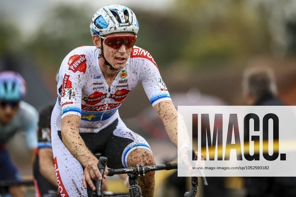 Belgian Michael Vanthourenhout pictured in action during the men s elite race of the Kermiscross cyclocross cycling event in Ardooie, Thursday 17 October 2024. DAVIDxPINTENS x102798397x