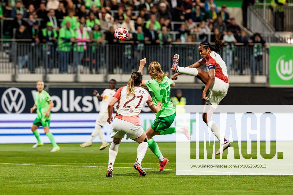 UEFA Womens Champions League VfL Wolfsburg Olympique Lyonnais 17 10 2024 duel Vanessa Gilles Olympique Lyonnais, 21 , Vivien Endemann VfL Wolfsburg, 25 , Wendie Renard Olympique Lyonnais, 3 kicks the ball away UEFA Womens Champions League VfL Wolfsburg Olympique Lyonnais, Wolfsburg, AOK Stadion on 17 10 2024