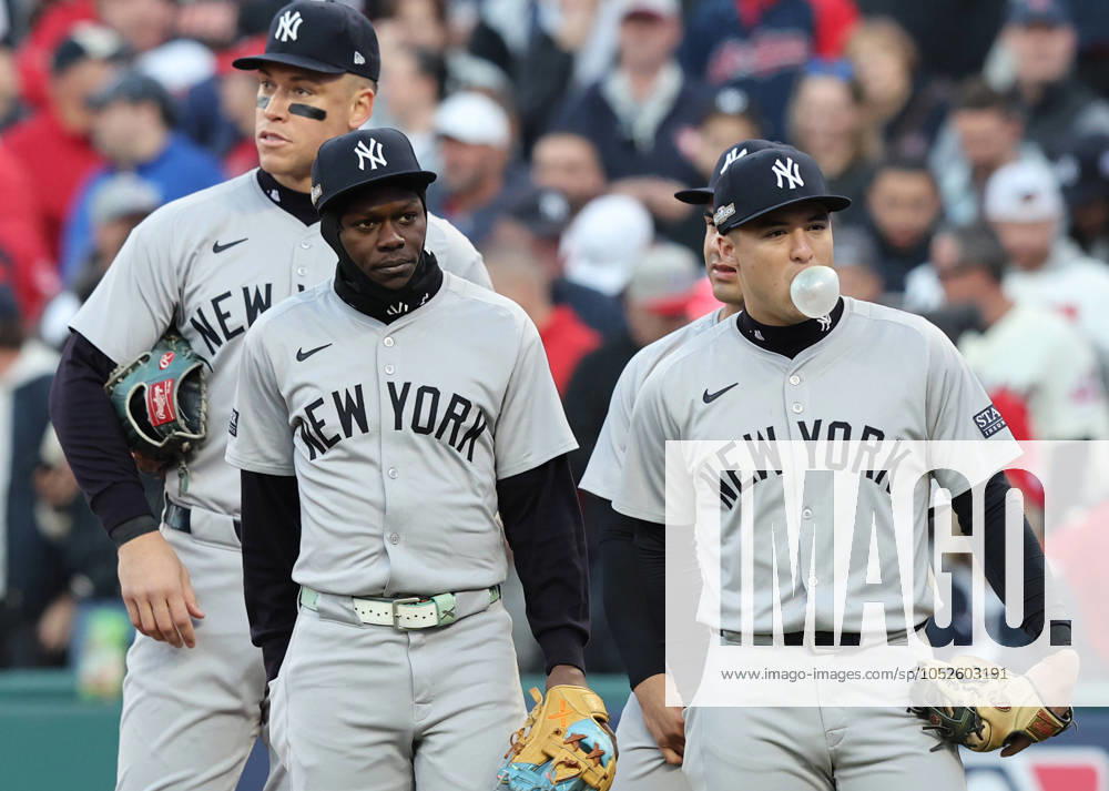 New York Yankees Aaron Judge, Jazz Chisholm Jr. and Anthony Volpe wait for a review of Cleveland Guardians Jose Ramirez stealing second in the third inning in game three of the MLB, Baseball Herren, USA ALCS at Progressive Field in Cleveland, Ohio, on Thursday, October 17, 2024. CLE20241017820 AARONxJOSEFCZYK