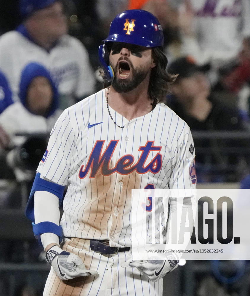 New York Mets Jesse Winker celebrates on third base after hitting an rbi-triple to give the Mets a 9-2 lead over the Los Angles Dodgers in the fourth inning in game five of the MLB, Baseball Herren, USA NLCS at Citi Field in New York City on Friday, October 18, 2024. NYP20241018228 RAYxSTUBBLEBINE