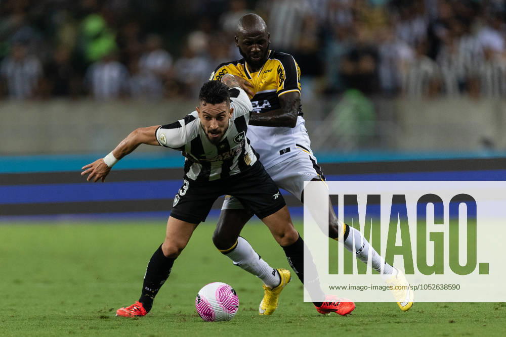 RIO DE JANEIRO, BRAZIL - OCTOBER 18: ALEX TELLES of Botafogo fights for the ball during the match between Botafogo and Criciuma as part of Brasileirao 2024 at Maracana Stadium on October 18, 2024 in Rio de Janeiro, Brazil. Rio De Janeiro Brazil - ZUMAc227 20241018_zsp_c227_051