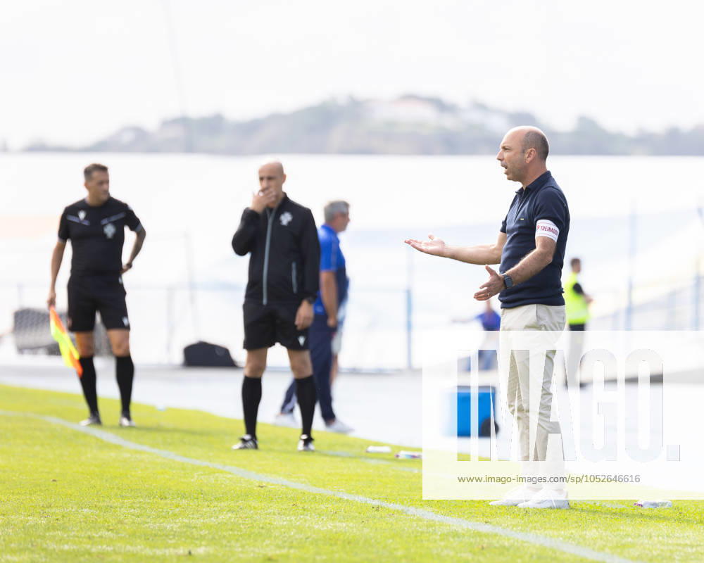 The Gil Vicentes coach Bruno Pinheiro during the Taca de Portugal 2024 25 match between Belenenses and Gil Vicente, at Estadio do Restelo, in Lisbon, Portugal.